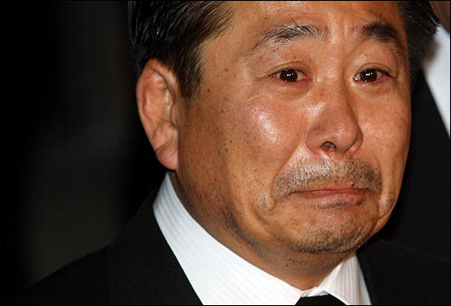 보석으로 풀려난 강금원 창신섬유 회장이 지난 2009년 5월 26일 저녁 경남 김해 봉하마을 고 노무현 전 대통령 빈소를 찾아 눈물을 흘리고 있다.