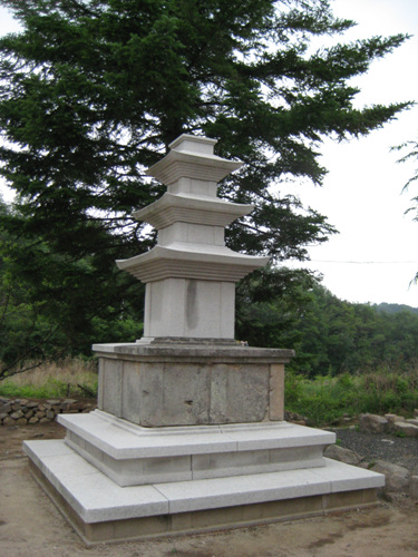 부인사 석탑 복원이 거의 다 되어 있다.