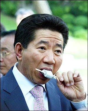 청와대 녹지원에서 아이스크림을 먹는 노무현 대통령. (2005.6.14)