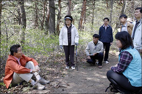 대관령 휴양림 산책중 편히 앉은 모습. (2007.4.28)