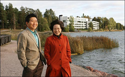 핀란드 순방 중 호수가를 산책 중인 노무현 대통령과 권양숙여사. (2006.9.9)