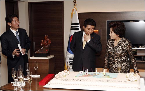 최종 순방 기념케이크 맛을 보는 대통령. (2007.11.21)