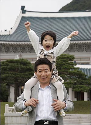[미공개 사진] 손녀를 무등 태우고 있는 노무현 대통령. (2007.9.29)
 