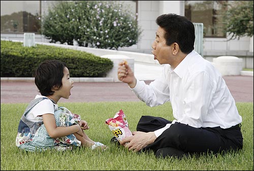 [미공개 사진] 휴일 손녀에게 과자를 주려고 하면서 장난을 치는 노무현 대통령. (2007.9.13)