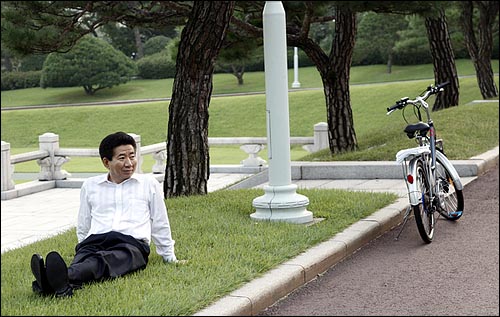 청와대 대정원에서 자전거를 타고 휴식을 취하고 있는 대통령. (2007.9.13)