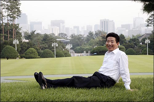 청와대 대정원에서 자전거를 타고 휴식을 취하고 있는 대통령. (2007.9.13)
