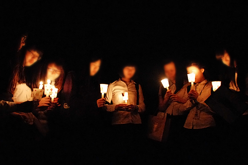 분성여고 3학년 8반 학생들이 촛불을 밝히고 있다.