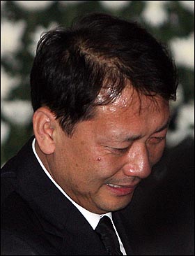 구속집행정지 명령을 받아 일시 석방된 이광재 민주당 의원이 27일 저녁 경남 김해 봉하마을 분향소를 찾아 조문하며 눈물을 흘리고 있다.