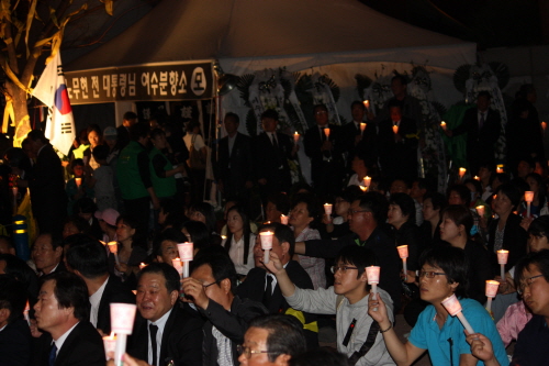 5000여명이 다녀간 추모행사에서 시민들은 또다시 촛불을 들고 노무현 전대통령을 추모하고 있다.