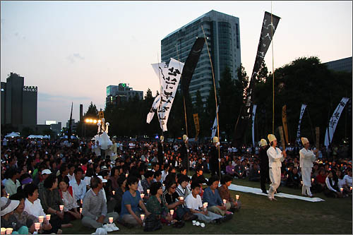 27일 밤 서대전시민공원에서 열린 '고 노무현 대통령 서거 대전시민추모제'에서 민족극단 우금치가 '열음굿'을 하고 있다.