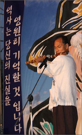 27일 밤 대전 중구 서대전시민공원에서 열린 '고 노무현 대통령 서거 대전시민추모제'에서 대금연주가 백파 안성군 씨가 '낙화'를 공연하고 있다.