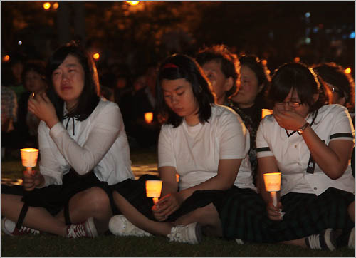 '노무현 대통령 서거 대전시민추모제' 참석한 여고생들이 추모시를 들으며 눈물을 흘리고 있다.