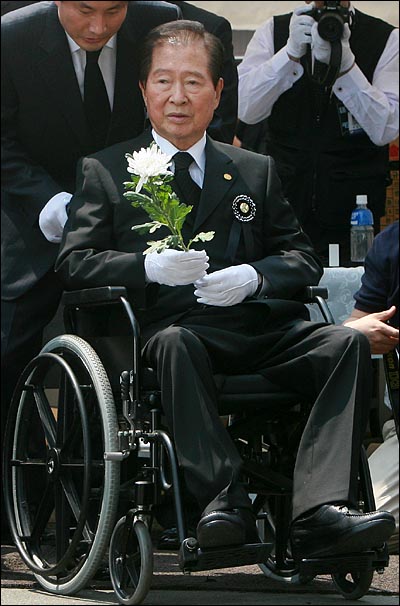 김대중 전 대통령이 지난 5월 28일 서울역 광장에 마련된 고 노무현 전 대통령 분향소에 조문하기 위해 도착하고 있다.