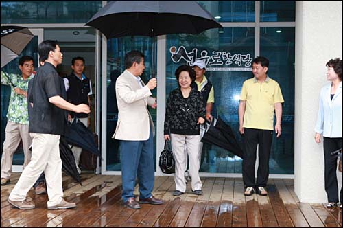 2008년 7월 24일. 강원도 정선 하이원 리조트 방문시 비가 내리는 식당 앞에서 권 여사가 우산을 따로 펼치려 하자 함께 쓰자며 다정하게 권유하는 모습