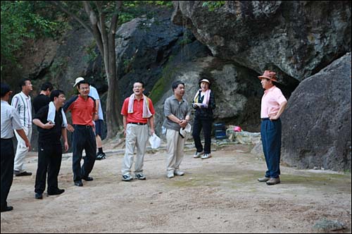 2008년 8월 10일. 봉하를 찾은 옛 참모진들과 봉화산을 등반중인 대통령님(가운데는 권양숙 여사)