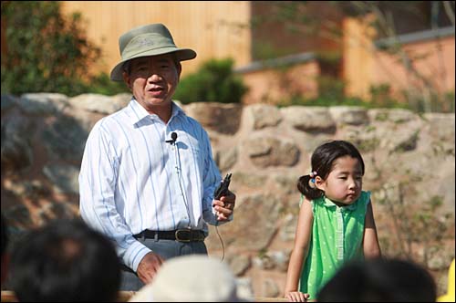 2008년 8월 13일. 생가마당에서 방문객들에게 인사말을 하고 있는 노무현 전 대통령. 손녀 서은양이 신기한 듯 관람객들을 보고 있다.