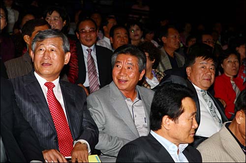 2008년 10월 14일. 김해 '문화의 전당'에서 가야팝스 오케스트라 공연을 관람중인 대통령님. 대통령님은 귀향 이후 지역 문화공연에 많은 관심을 보이셨다.