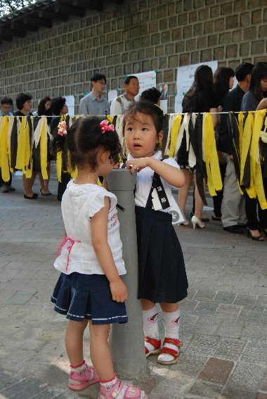 추모 덕수궁 돌담길에 늘어선 조문객의 행렬 틈에 선 아이들...