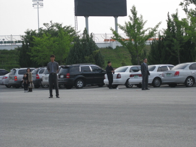 김해 공설 운동장으로 안내되어 버스가 오길 무작정 기다리는 둘째날 이른 아침 조문객들