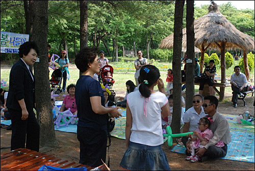가슴으로 낳은 사랑으로 만들어진 가족들이 지난 5월 28일 서울대공원 장미원으로 '엄마랑 아빠랑 즐거운 나들이'를 나와 양육에 대한 다양한 나눔으로 소통하는 시간을 가졌다. 

