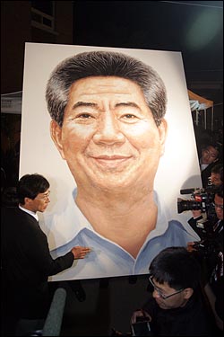 2009년 5월 28일 밤, 경남 김해 봉하마을 분향소에 임영선 화백이 영정에 바치는 대형 초상화가 옮겨지고 있다.