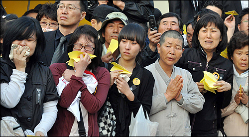 노무현 전대통령 서거 7일째인 지난달 29일 경남 김해시 진영읍 봉하마을에서 열린 발인제에서 조문객들이 슬퍼하고 있다 