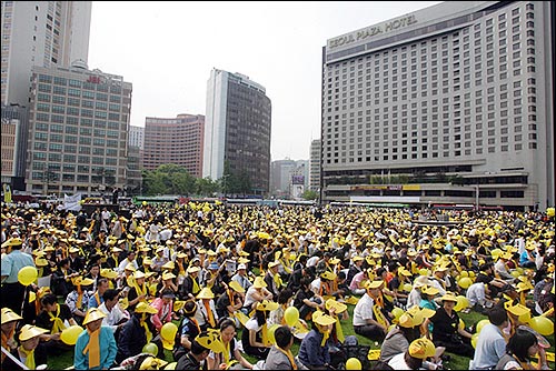 29일 고 노무현 전 대통령의 노제가 열릴 예정인 서울광장에 추모 시민들이 들어가 앉아있다. 