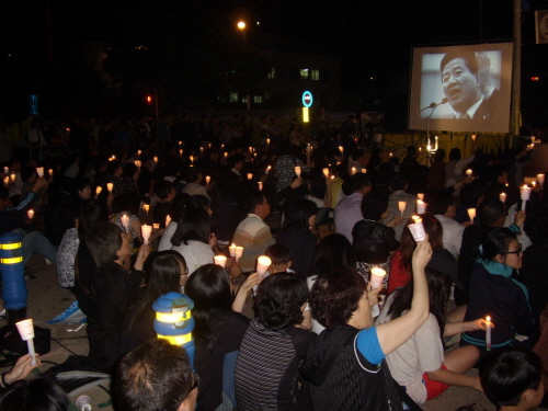 28일 저녁 여수 분향소에서는 수많은 사람들이 노무현 전 대통령의 영상을 보면서 촛불을 들고 있다.