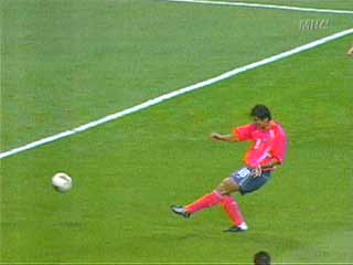 2002 월드컵 폴란드 전에서 왼발 발리슛으로 첫골을 성공시키고 있는 황선홍 선수. 