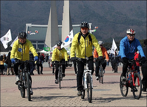 유인촌 장관이 수행원들과 함께 한 자전거행사에 참석했다. 