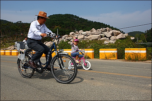 봉하마을에서 손녀와 함께 자전거를 타는 노무현 전 대통령.