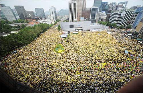  5월 29일 고 노무현 전 대통령의 노제가 열릴 예정인 서울광장이 노 전 대통령을 추모하며 노란색 모자에 노란색 풍선을 든 시민들로 가득 차 있다.