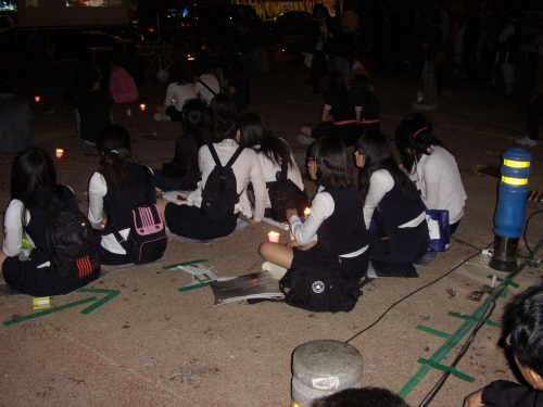 저녁 12시가 넘은 시간까지 자리를 뜨지 않고 앉아있던 학생들