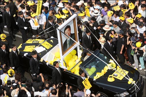 故 노무현 전 대통령의 국민장 영결식이 열린 29일 오후 서울역에 마련된 국민분향소로 운구행렬이 이어지고 있다.
