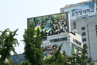 "당신은 우리의 영원한 대통령입니다!" 시민들에 의해 둘러싸여진 운구차량과 건물 옥상에서 이 광경을 보며 애도하는 시민들