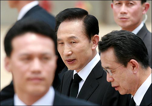 지난 2009년 5월 29일 당시 이명박 대통령이 서울 경복궁에서 열린 고 노무현 전 대통령 영결식에 참석한 뒤 한승수 국무총리와 함께 걸어나오고 있다.
