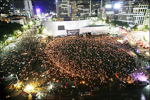 29일 저녁 서울광장과 청와대로 향하는 태평로에 다시 모여 촛불을 밝히고 있다.