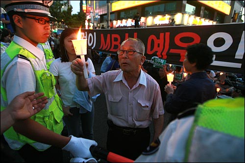 한 시민이 고 노무현 전대통령 시민분향소앞을 가로막고 있는 경찰들에게 항의를 하고 있다.