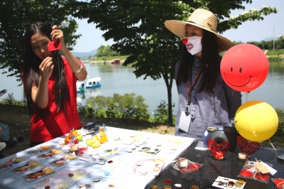 박현아씨(왼쪽) 상품을 설명해주고 있다.