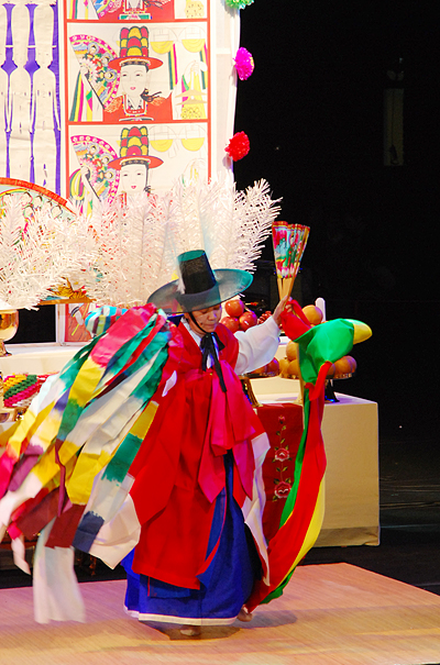 2009 춘천마임축제의 하이라이트 '도깨비 난장'에서 대동굿을 펼치고 있는 만신 이해경