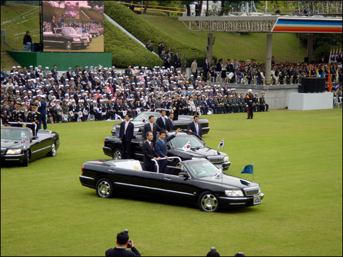 지난 2007년 계룡대 연병장에서 열린 제59주년 국군의 날 기념식에서 사열을 하고 있는 노무현 전 대통령. 이 장면이 내가 노 전 대통령을 직접 본 마지막 모습이다.