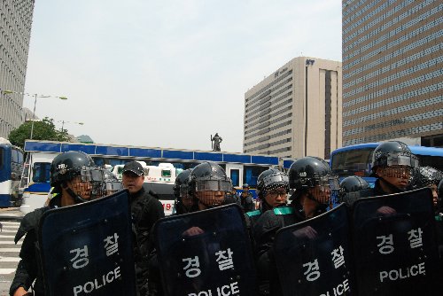 버스와 전투경찰들이 막아놓은 '명박산성  