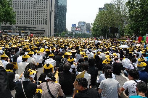 봄날의 유채꽃 밭처럼 노란 모자와 노란 손수건, 노란 풍선 등으로 물결치는 서울광장