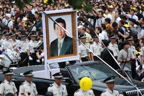 #15 떠나가는 노짱 영정이 실린 자동차가 광장을 지나자 시민들은 눈물을 흘리며 "가지 마세요!" 라고 소리쳤다.