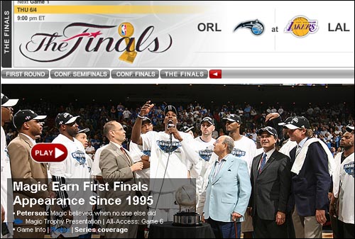  올랜도 매직의 센터 드와이트 하워드(가운데)가 NBA 챔피언결정전 진출을 자축하고 있다. 