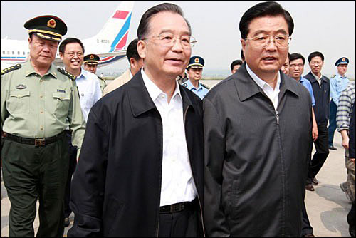 5월 16일 쓰촨대지진 피해지를 순시하는 후진타오 주석과 원자바오 총리. 중국 언론의 이미지 메이킹과 달리 중국 최고 지도자의 일가족은 막대한 재부를 향유하고 있다.