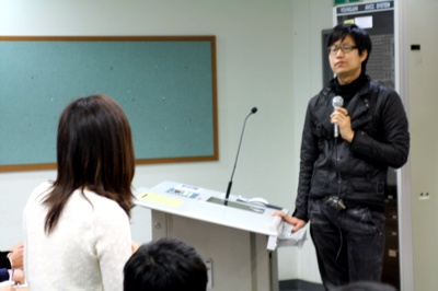 ‘어학연수를 때려치우고 세계를 품다’의 저자인 김성용씨의 강연 후, 한 학생이 질문을 하고 있다.