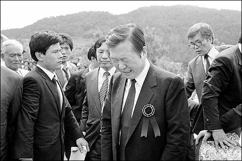 87년 당시 광주 망월동 5.18묘역에 처음 참배한 김대중 전 대통령이 광주 영령들 앞에서 통한의 눈물을 흘리며 오열하고 있다.