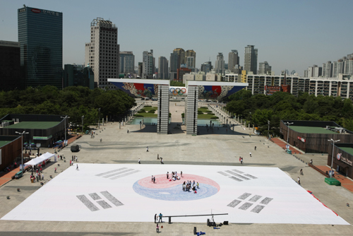 올림픽공원 평화의 광장에서는 손도장 태극기 마지막 손도장을 찍기에 한창이었다. 
