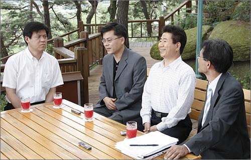 2007년 청와대 뒷산에서 <오마이뉴스> 기자들과 인터뷰하면서 웃음짓는 노무현 대통령.